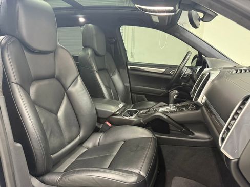 Used 2013 Porsche Cayenne Turbo image 38