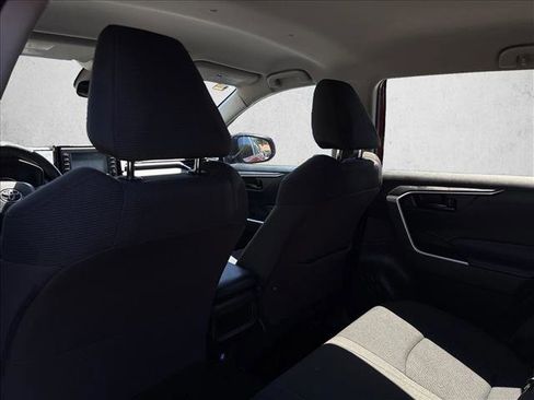 Used 2019 Toyota RAV4 LE FWD image 16