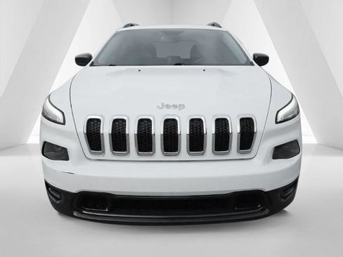 Used 2016 Jeep Cherokee Sport FWD image 2
