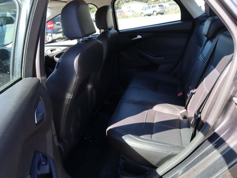 Used 2015 Ford Focus SE w/ Equipment Group 201A FWD image 7