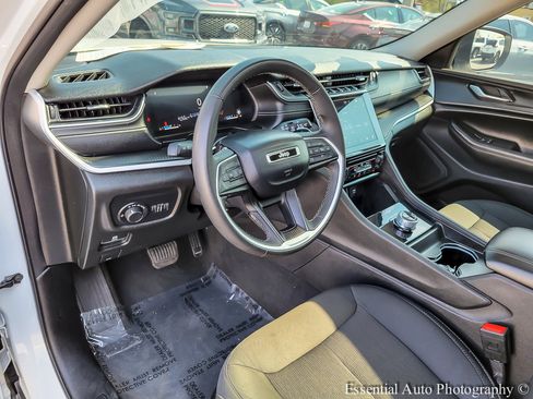 Used 2024 Jeep Grand Cherokee L Laredo AWD/4WD image 8