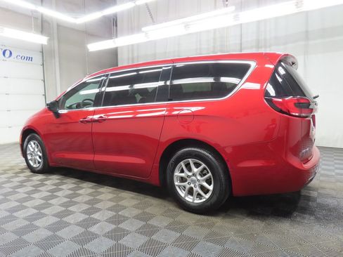 Used 2025 Chrysler Pacifica Select FWD image 6