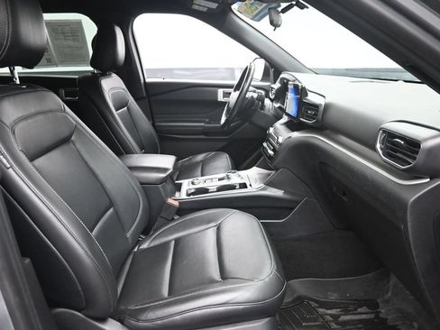 Used 2020 Ford Explorer XLT w/ Equipment Group 202A AWD/4WD image 9