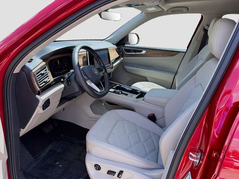 Used 2024 Volkswagen Atlas SE w/ Panoramic Sunroof Package FWD image 18