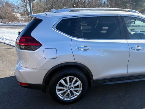 Used 2017 Nissan Rogue SV w/ SV Premium Package image 3
