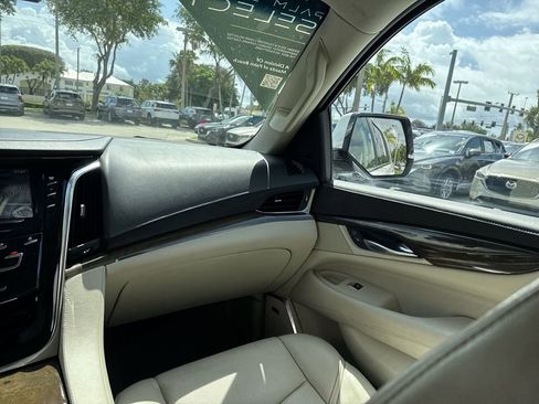 Used 2018 Cadillac Escalade Luxury AWD/4WD image 15