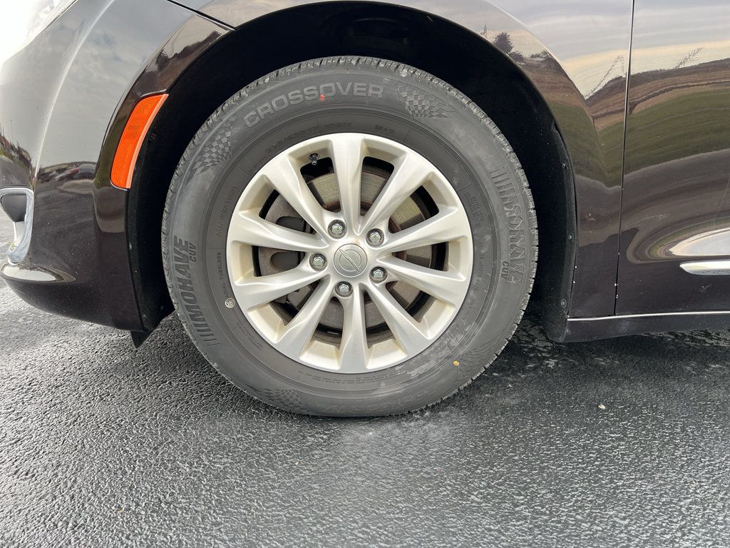 Used 2017 Chrysler Pacifica Touring-L FWD image 12
