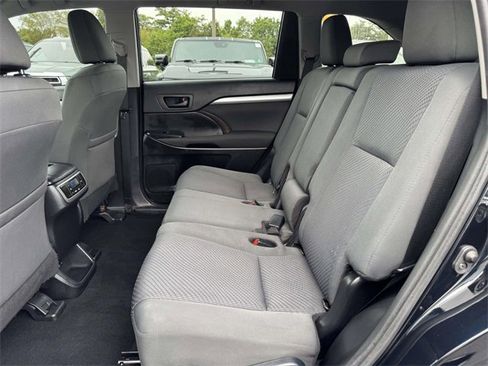 Used 2019 Toyota Highlander LE image 10