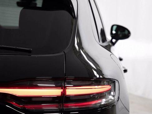 Certified 2025 Porsche Macan image 38