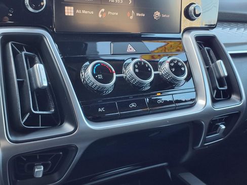 Used 2023 Kia Sorento LX image 11