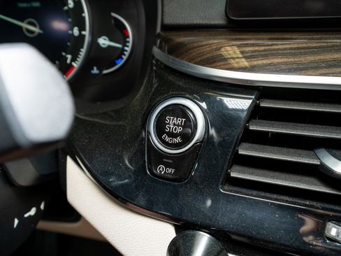 Used 2019 BMW 540i w/ Premium Package image 30