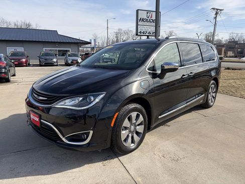 Used 2018 Chrysler Pacifica Limited w/ Advanced Safetytec Group image 3