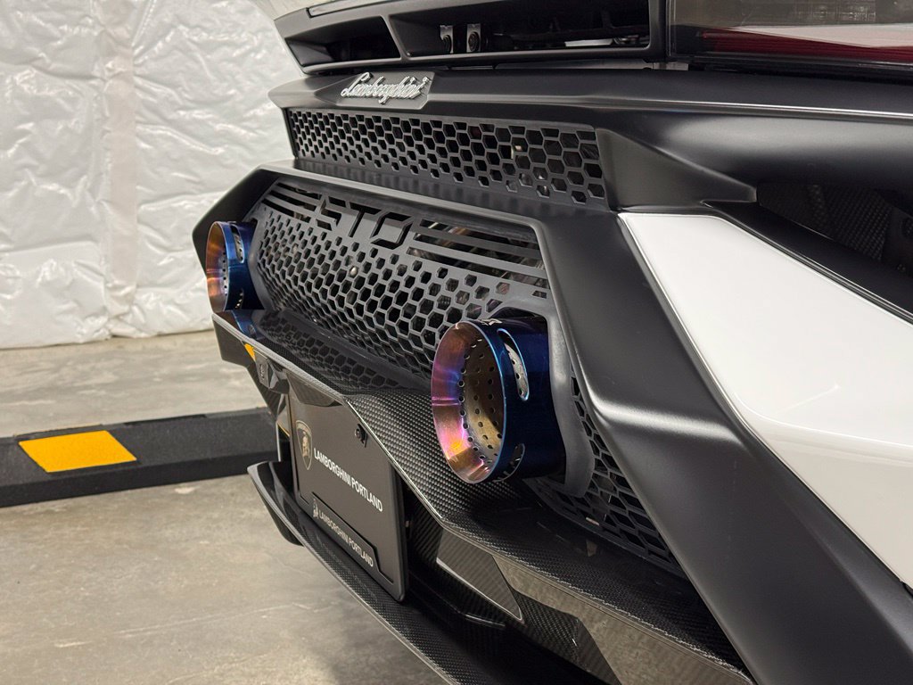 Used 2021 Lamborghini Huracan STO RWD image 23