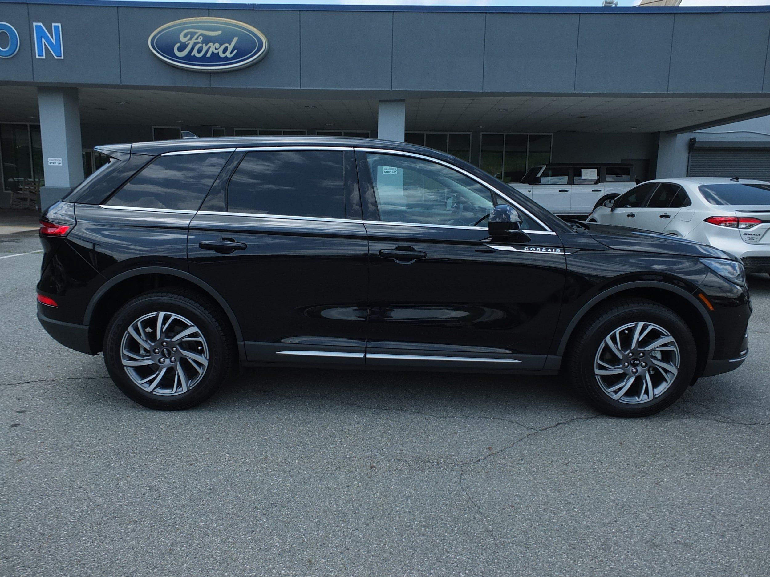 Used 2023 Lincoln Corsair FWD image 2