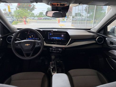 Used 2025 Chevrolet Trax LT FWD image 32