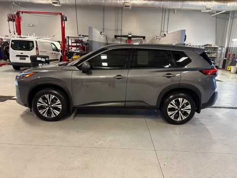 Used 2021 Nissan Rogue SV FWD image 2
