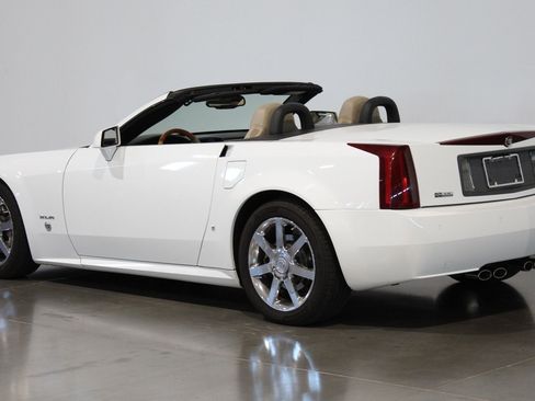 Used 2008 Cadillac XLR RWD image 29