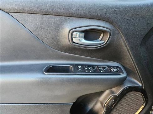 Used 2018 Jeep Renegade Altitude image 6