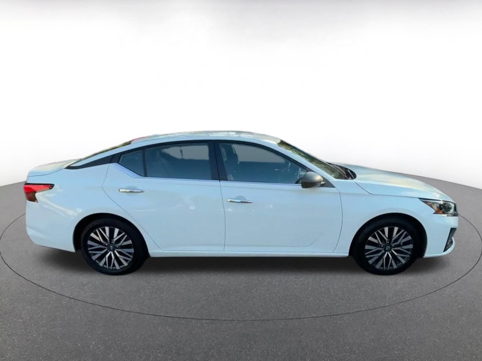 Used 2025 Nissan Altima 2.5 SV FWD image 15