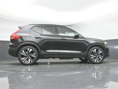 Used 2024 Volvo XC40 B5 Plus w/ Climate Package image 43