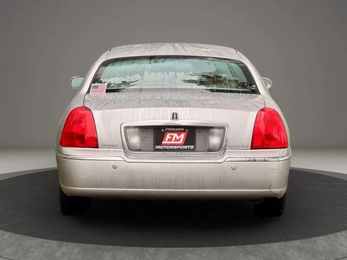 Used 2005 Lincoln Town Car Signature image 6