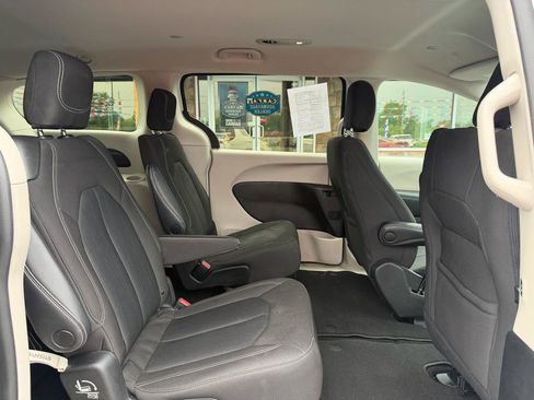 Used 2022 Chrysler Voyager LX FWD image 19