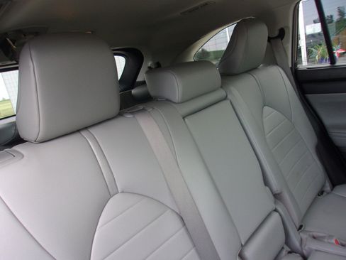 Used 2021 Toyota Highlander XLE AWD/4WD image 17