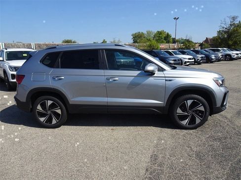 Certified 2024 Volkswagen Taos SE image 7