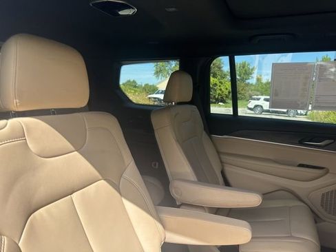 Used 2023 Jeep Grand Cherokee L Limited image 13