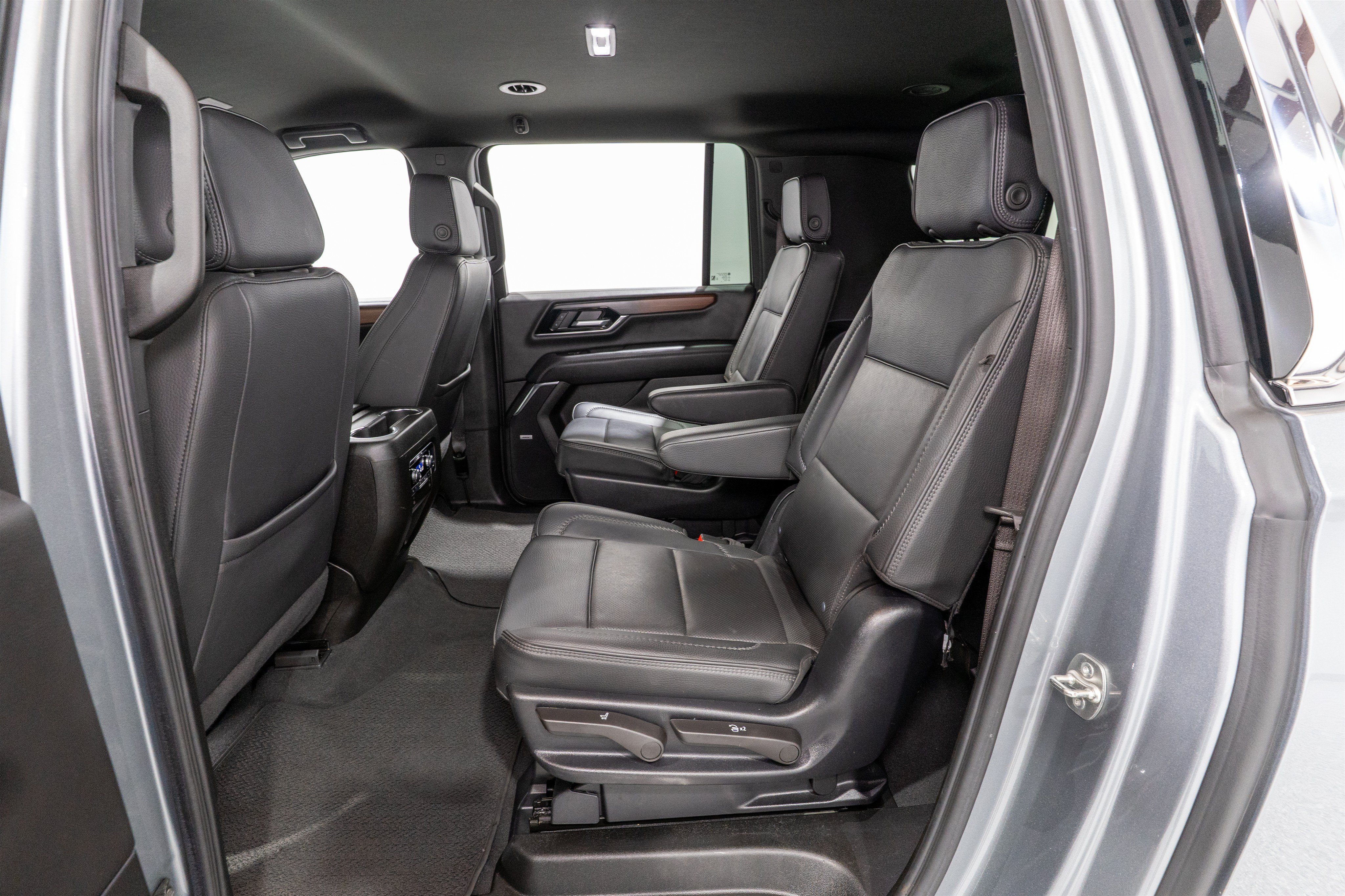 Used 2025 GMC Yukon XL Denali AWD/4WD image 30