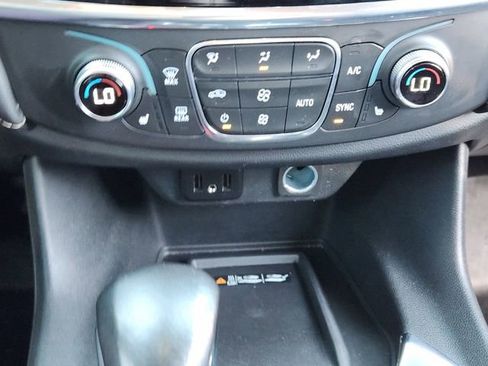 Used 2022 Chevrolet Traverse LT image 19