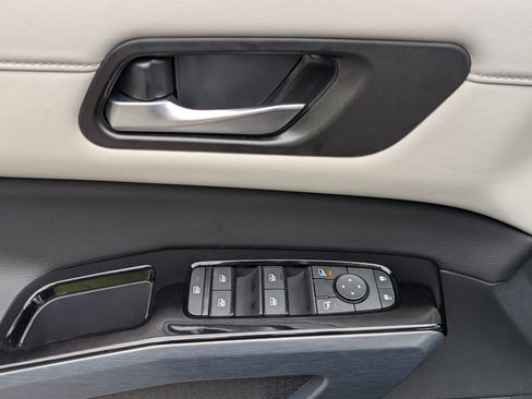 Used 2025 Nissan Pathfinder SL FWD image 15
