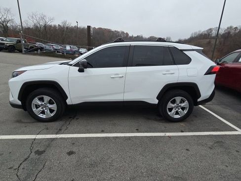 Used 2021 Toyota RAV4 LE image 2