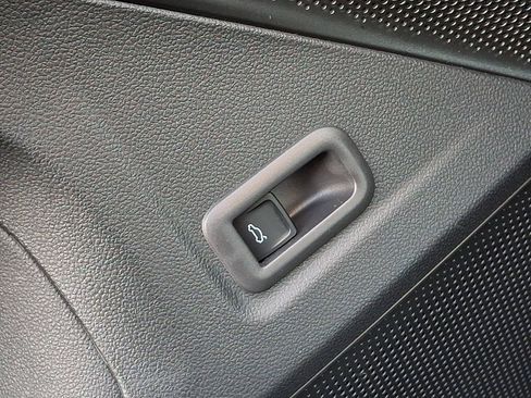 Certified 2025 Volkswagen Tiguan SE image 26