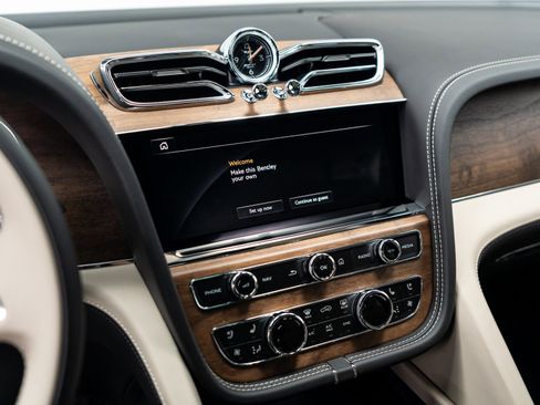 Certified 2024 Bentley Bentayga Extended Wheelbase image 39