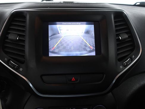 Used 2019 Jeep Cherokee Latitude w/ Popular Appearance Group image 16