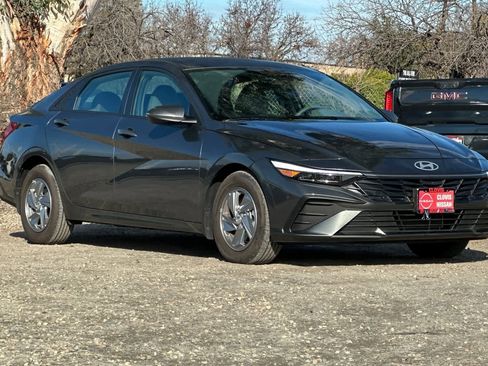 Used 2025 Hyundai Elantra SE image 10