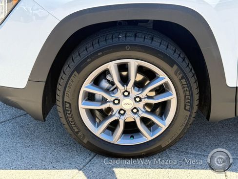 Used 2024 GMC Terrain SLT image 10