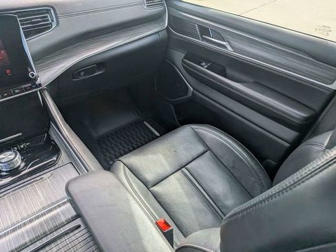 Certified 2024 Jeep Wagoneer L Series II RWD image 17