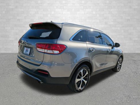 Used 2017 Kia Sorento EX image 2