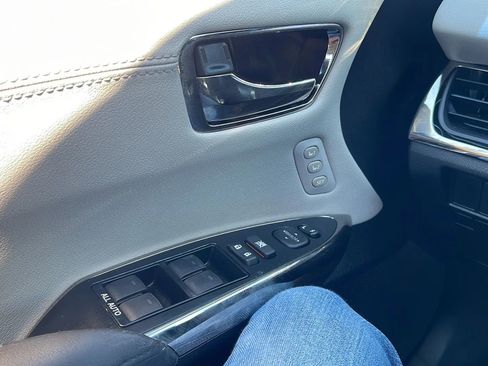 Used 2016 Toyota Avalon XLE Premium FWD image 19