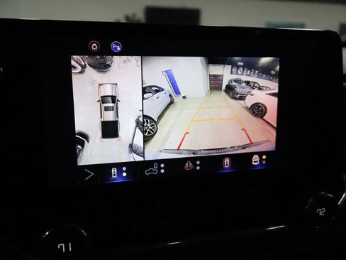 Used 2025 Chevrolet Colorado ZR2 w/ Technology Package AWD/4WD image 34