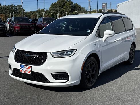 Used 2021 Chrysler Pacifica Touring-L w/ Uconnect Theater Family Group image 3