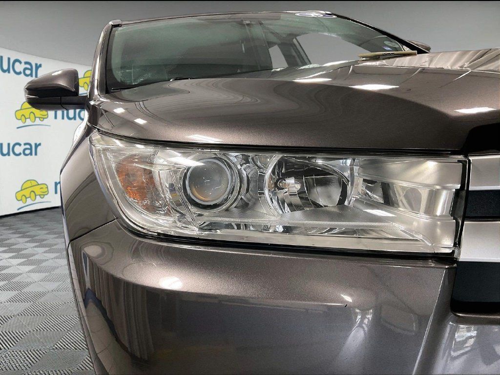 Used 2019 Toyota Highlander XLE AWD/4WD image 34