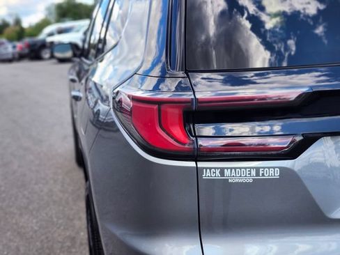 Used 2024 GMC Acadia Elevation w/ Luxury Package AWD/4WD image 9