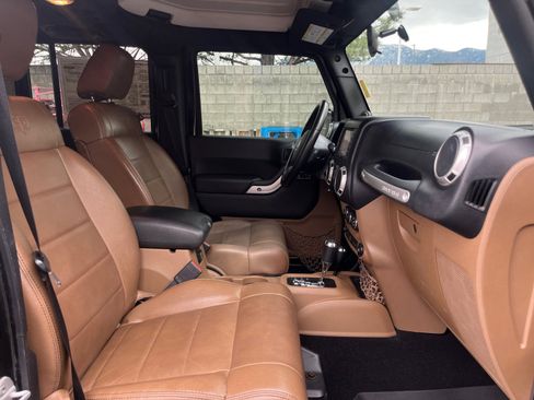 Used 2012 Jeep Wrangler Unlimited Sahara w/ Connectivity Group image 26