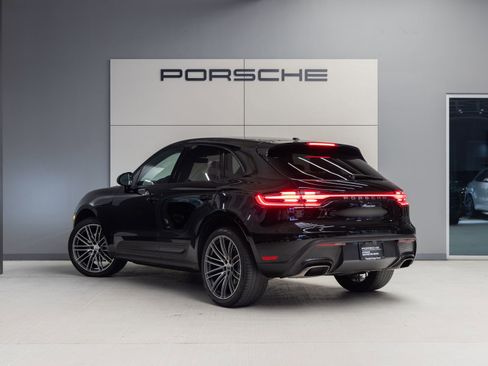 Certified 2023 Porsche Macan image 3