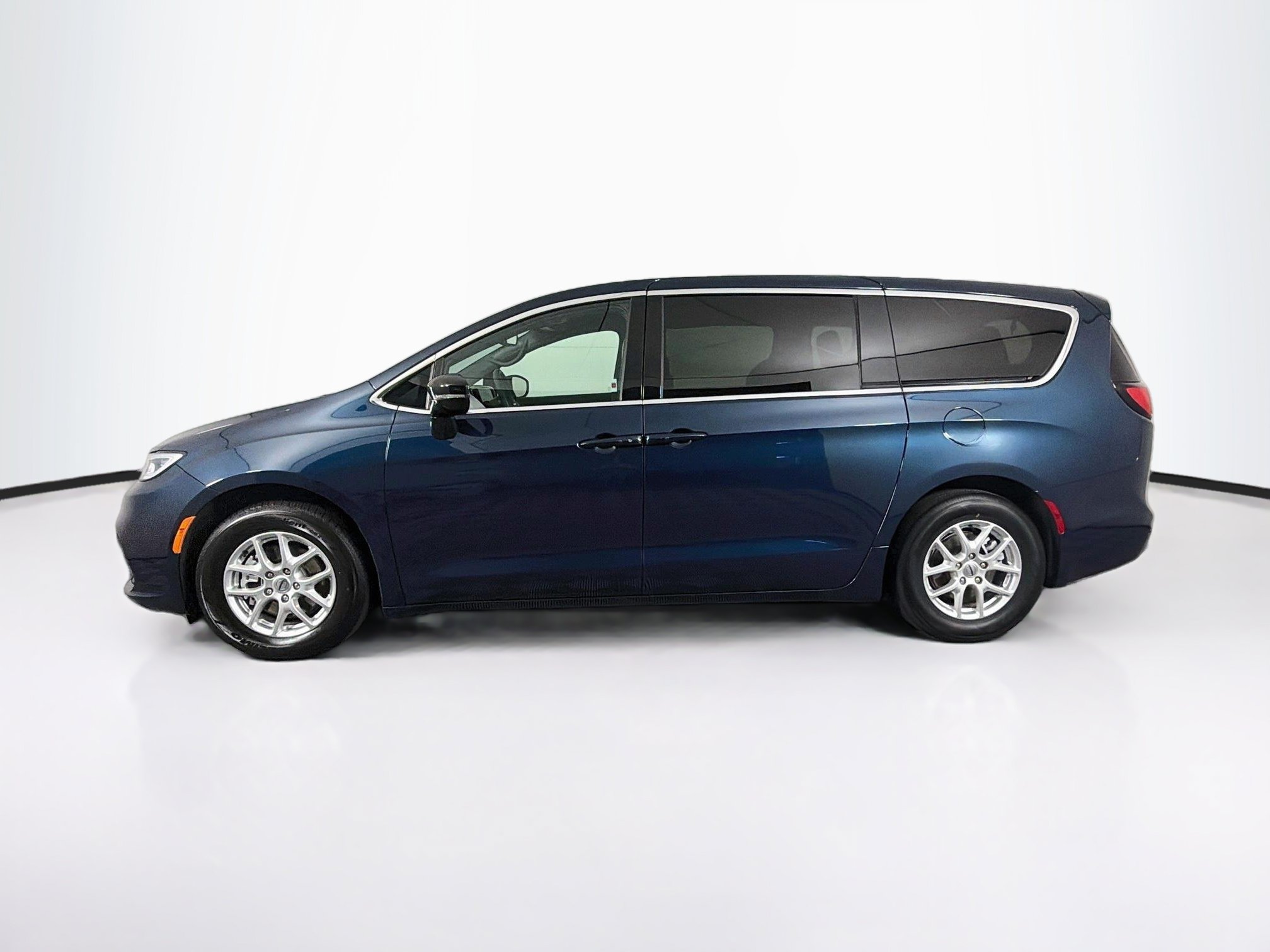Used 2025 Chrysler Pacifica Select FWD image 4