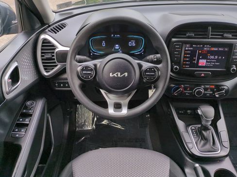 Used 2025 Kia Soul LX w/ LX Technology Package FWD image 16