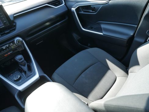 Used 2021 Toyota RAV4 LE AWD/4WD image 11